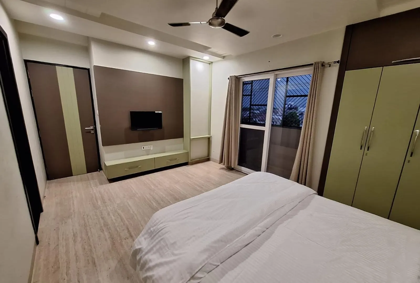 Maharani Villa Benaras - Garden View Apartment 2Bhk Furnished Flat Near Kashi Vishwanath Temple 2 Km Varanasi