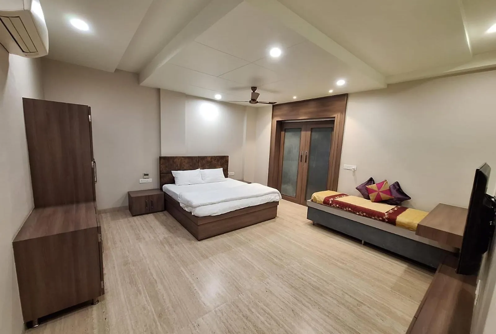 Maharani Villa Benaras - Garden View Apartment 2Bhk Furnished Flat Near Kashi Vishwanath Temple 2 Km Varanasi Índia