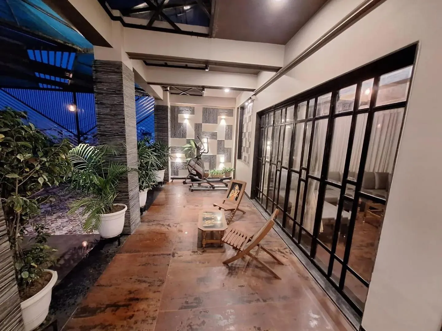 Maharani Villa Benaras - Garden View Apartment 2Bhk Furnished Flat Near Kashi Vishwanath Temple 2 Km Varanasi