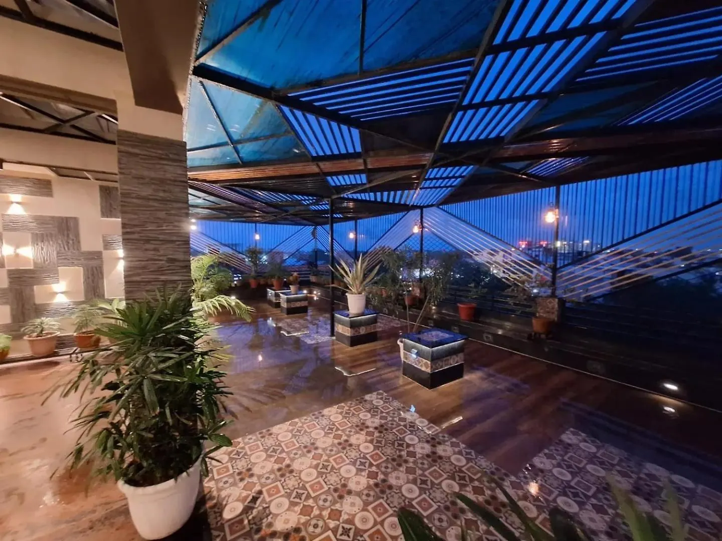Maharani Villa Benaras - Garden View Apartment 2Bhk Furnished Flat Near Kashi Vishwanath Temple 2 Km Varanasi