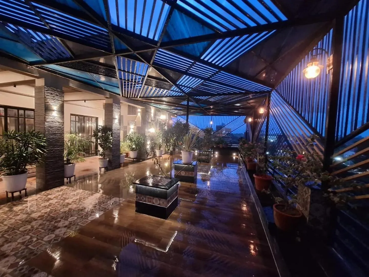 Maharani Villa Benaras - Garden View Apartment 2Bhk Furnished Flat Near Kashi Vishwanath Temple 2 Km Varanasi