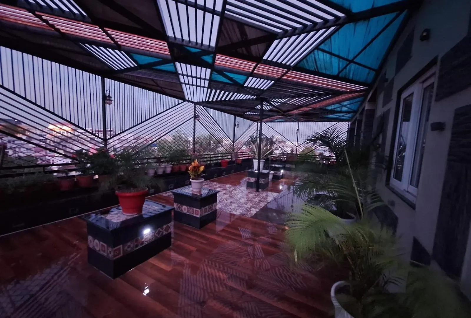 Maharani Villa Benaras - Garden View Apartment 2Bhk Furnished Flat Near Kashi Vishwanath Temple 2 Km Varanasi Índia